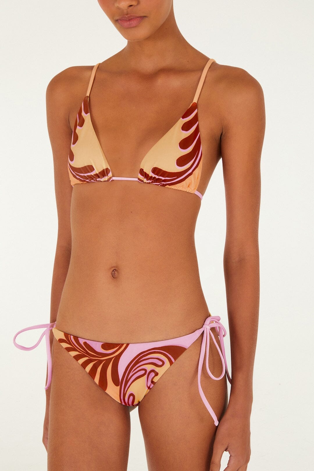 Bas de bikini jaune pâle à motifs arabesques, noué sur les côtés