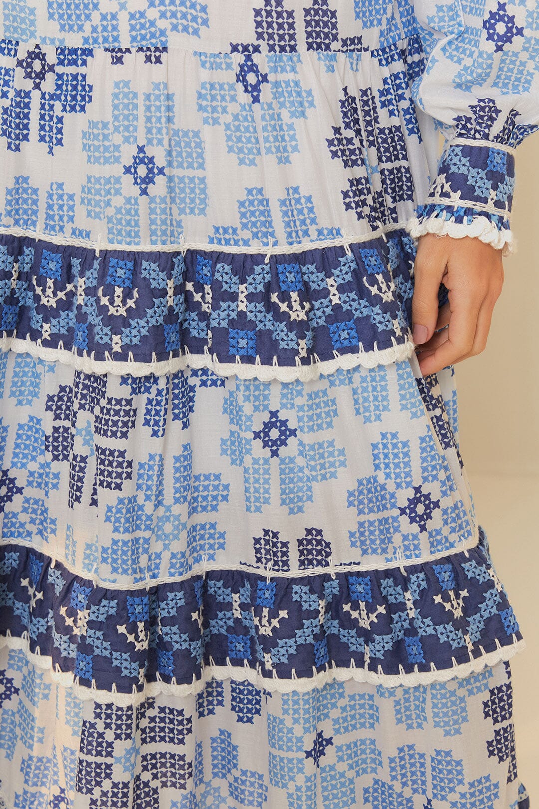 Robe midi blanc cassé à fleurs et filles cousues