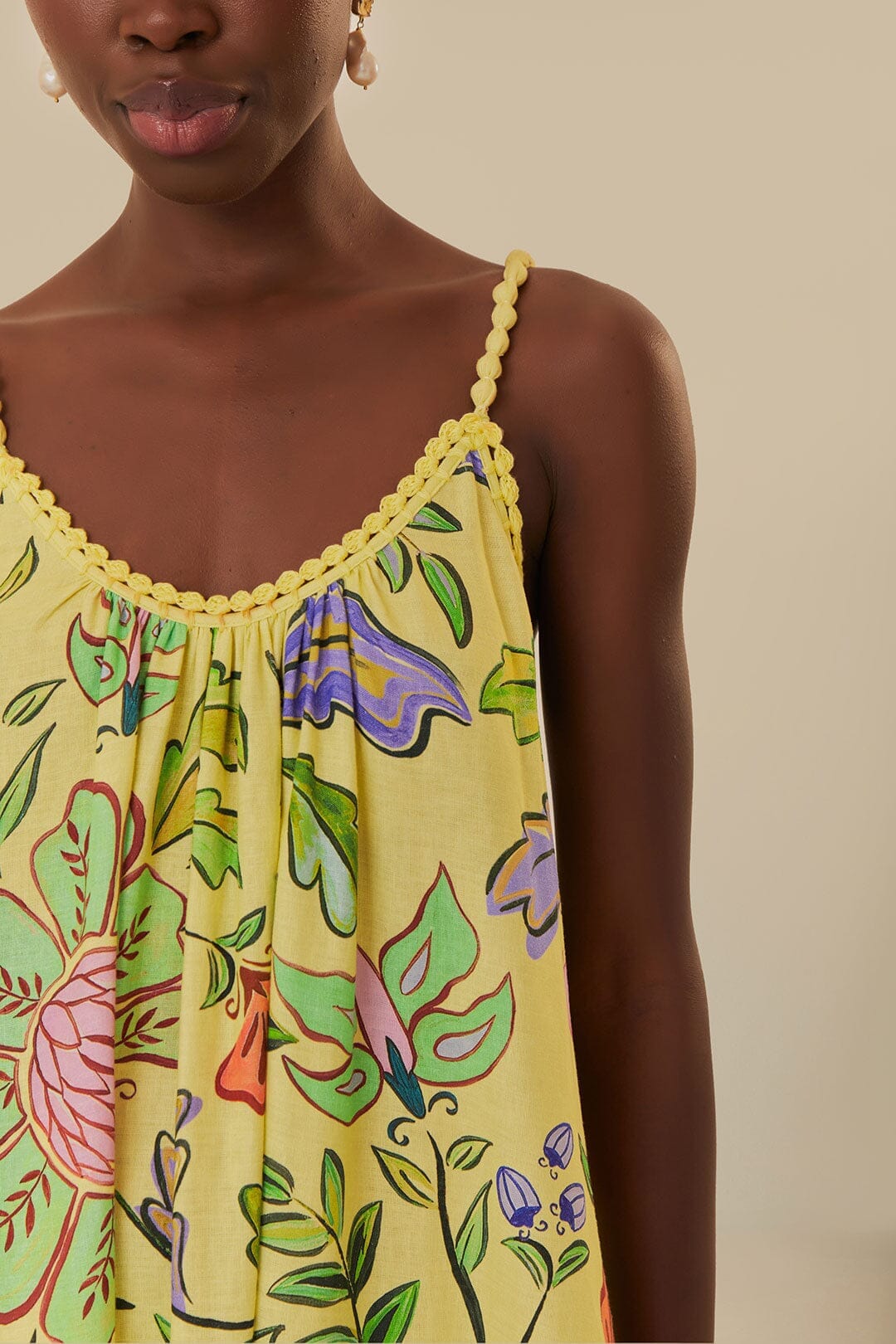 Robe longue jaune à fleurs et insectes