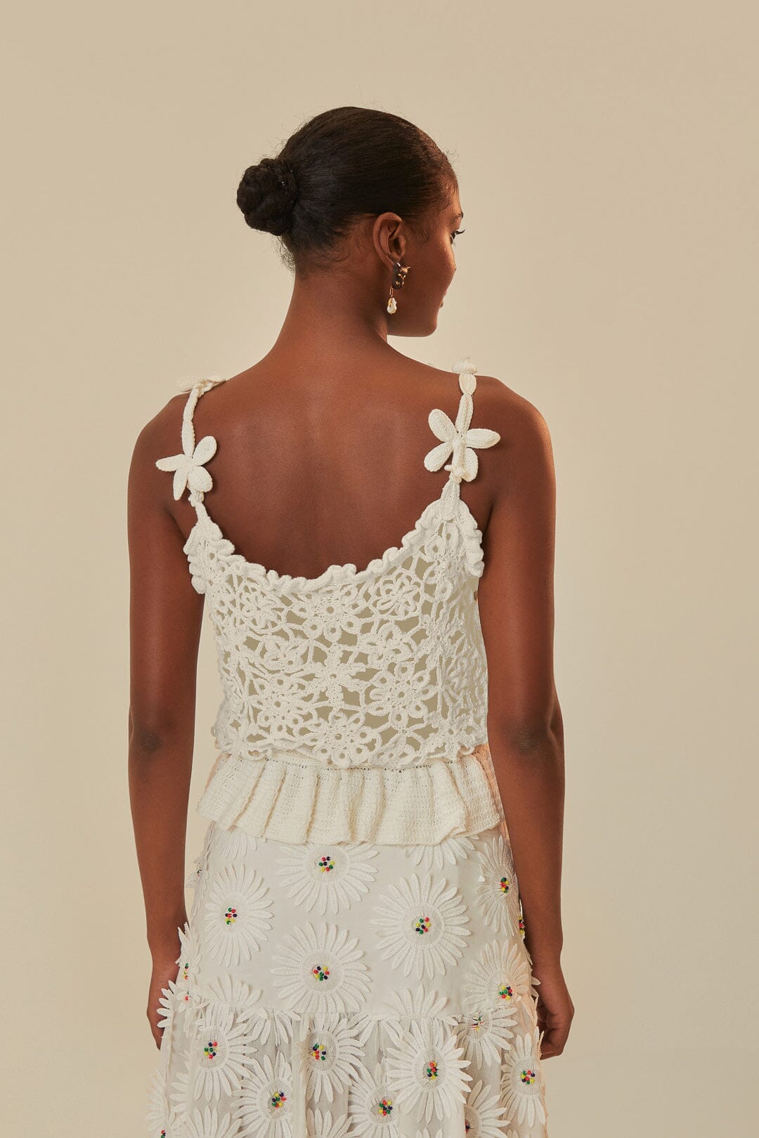 Haut au crochet à fleurs blanches