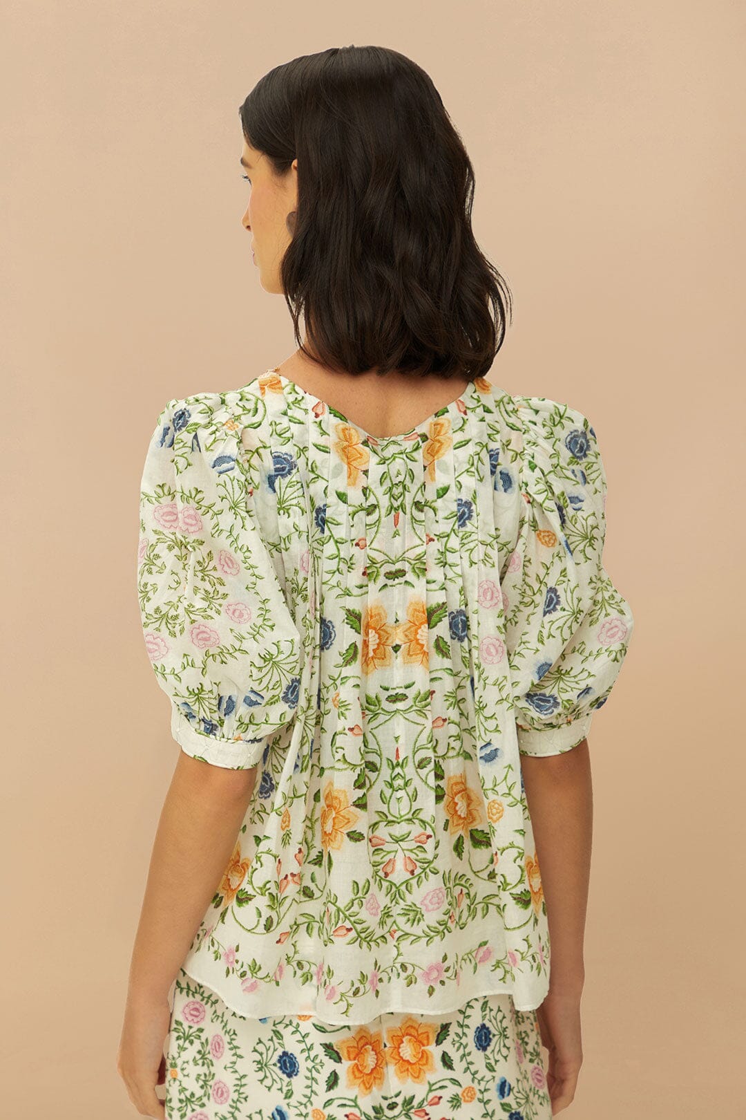 Chemisier à manches courtes à fleurs folkloriques blanc cassé