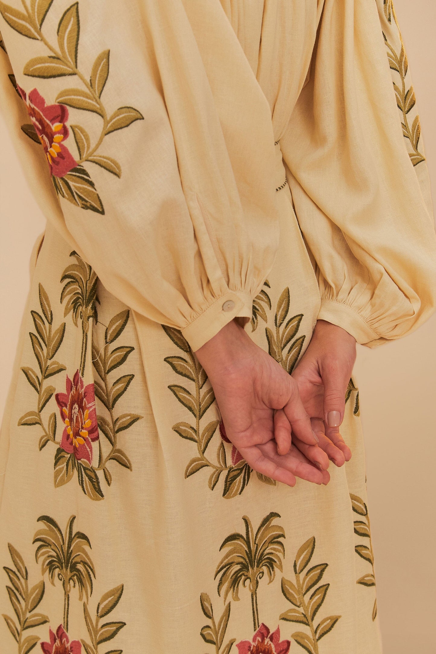 Chemisier à manches longues en sable brodé de fleurs tropicales