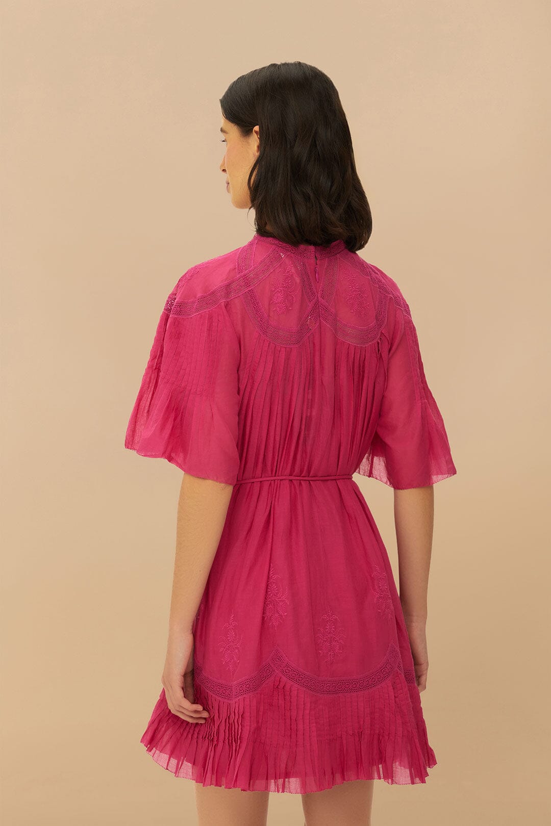 Mini-robe froncée rose à manches courtes