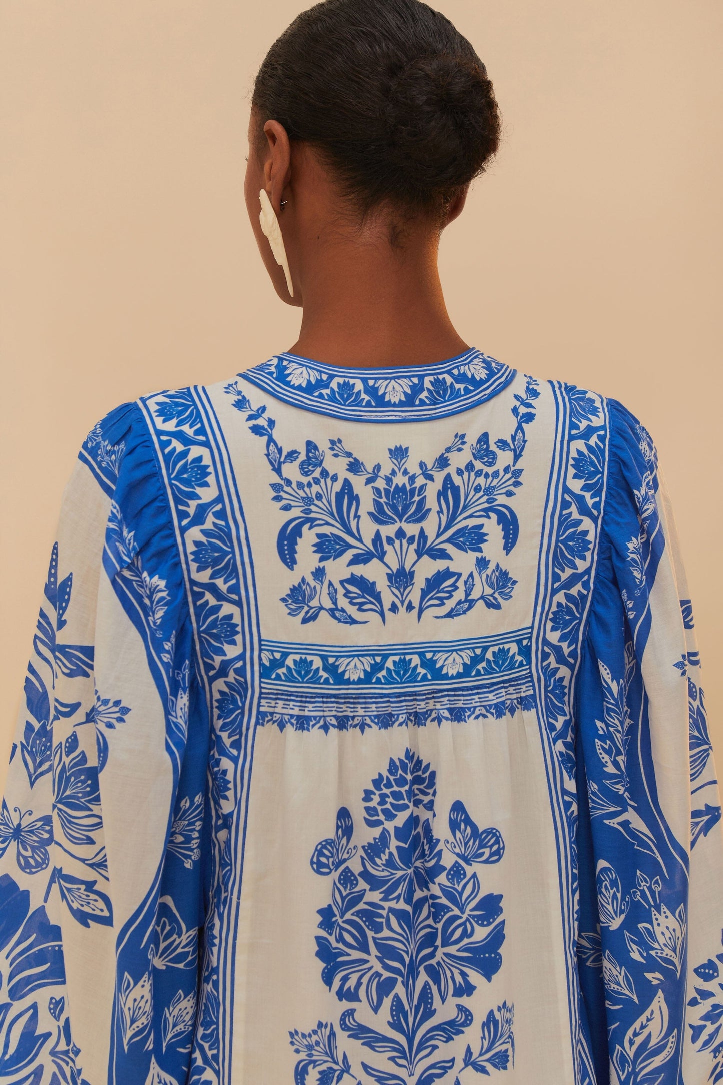 Robe longue à manches longues en tapisserie délicate blanc cassé