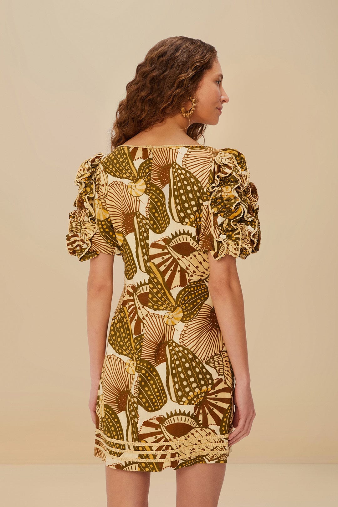 ROBE MINI À MANCHES COURTES EN MÉLANGE DE COQUILLAGES ET DE SABLE