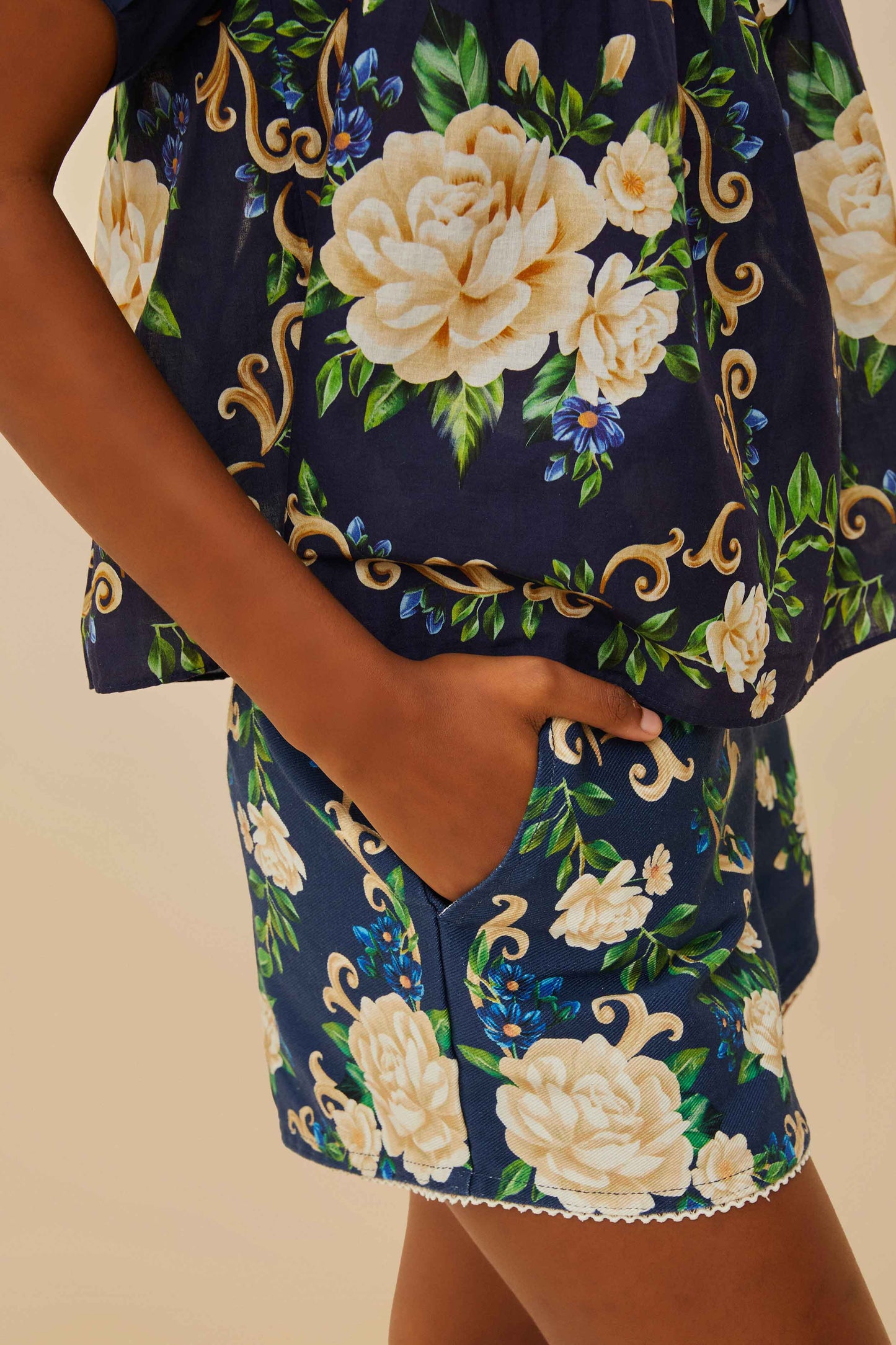 Short tapisserie à fleurs bleu marine