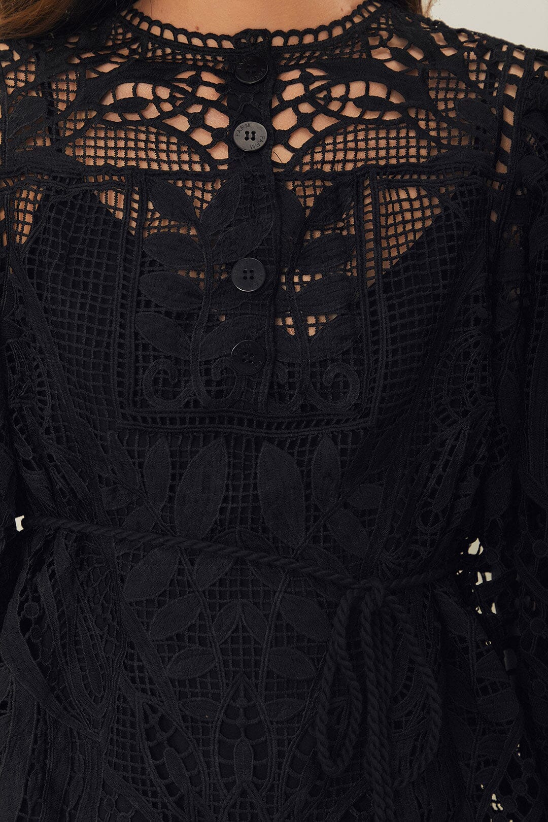 Chemisier à manches bouffantes en guipure noire