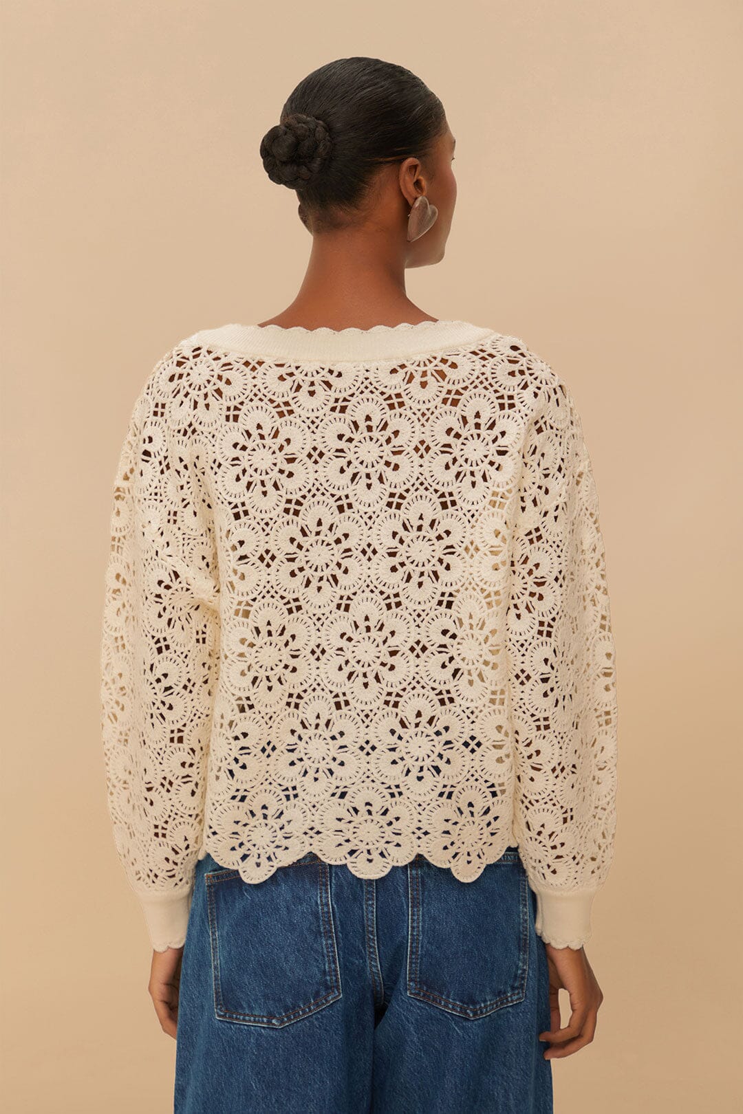 Cardigan au crochet à fleurs blanc cassé