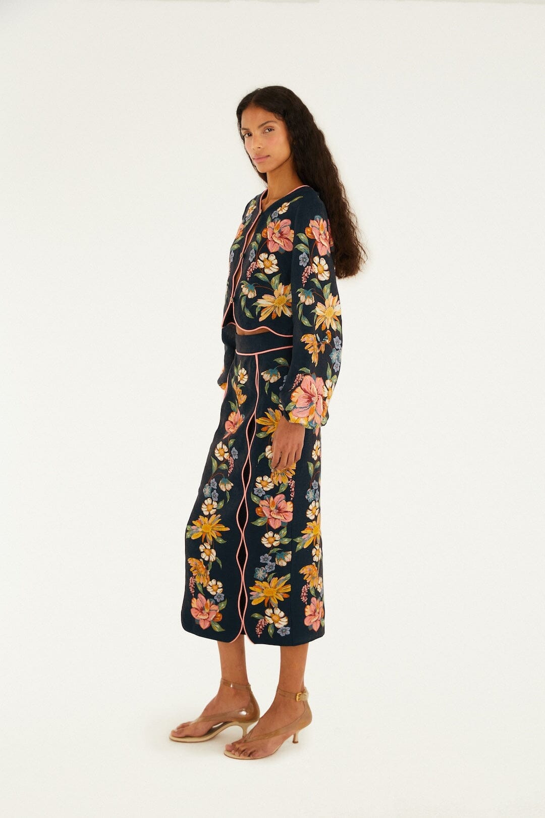 Dunkelblauer Maira-Midirock aus hochwertigem Euroflax™-Leinen mit Blumenmuster