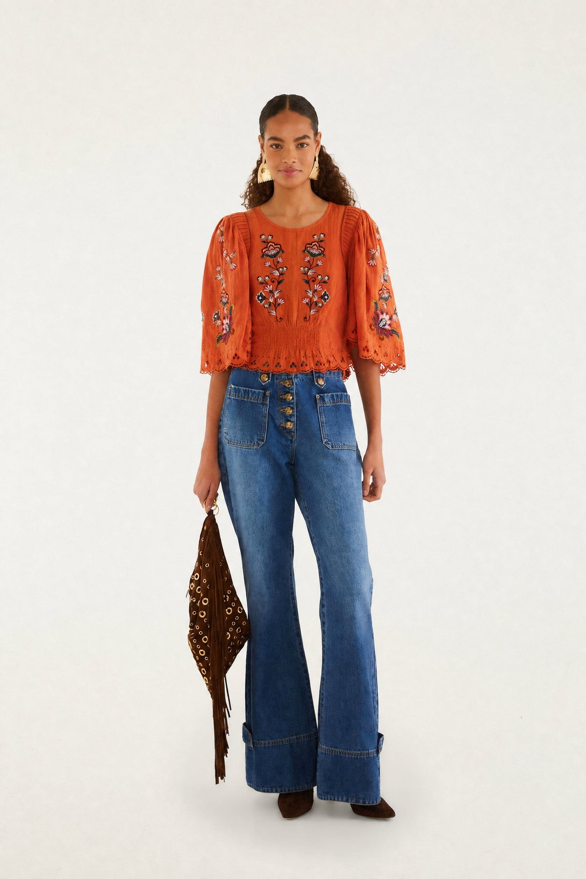 Blusa arancione con fiori boho ricamati e maniche a sbuffo