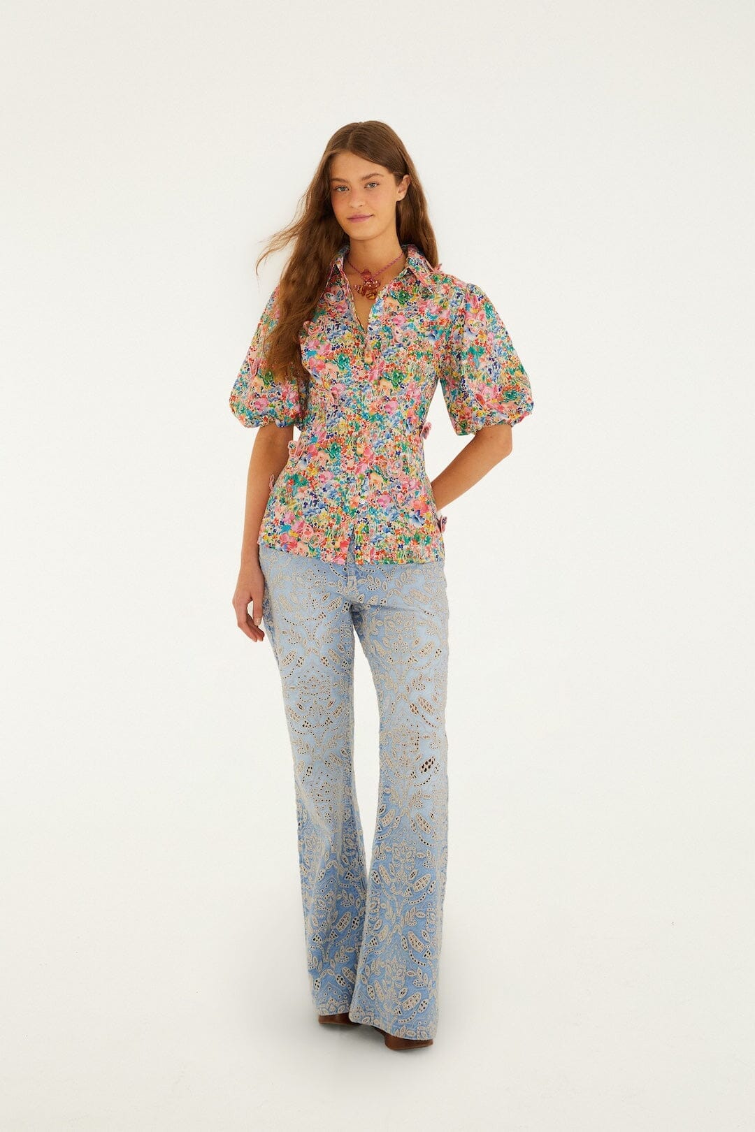 BAUERNBLUSE MIT BLUMENMUSTER, GEBROCHENER SCHMETTERLINGSMUSTER