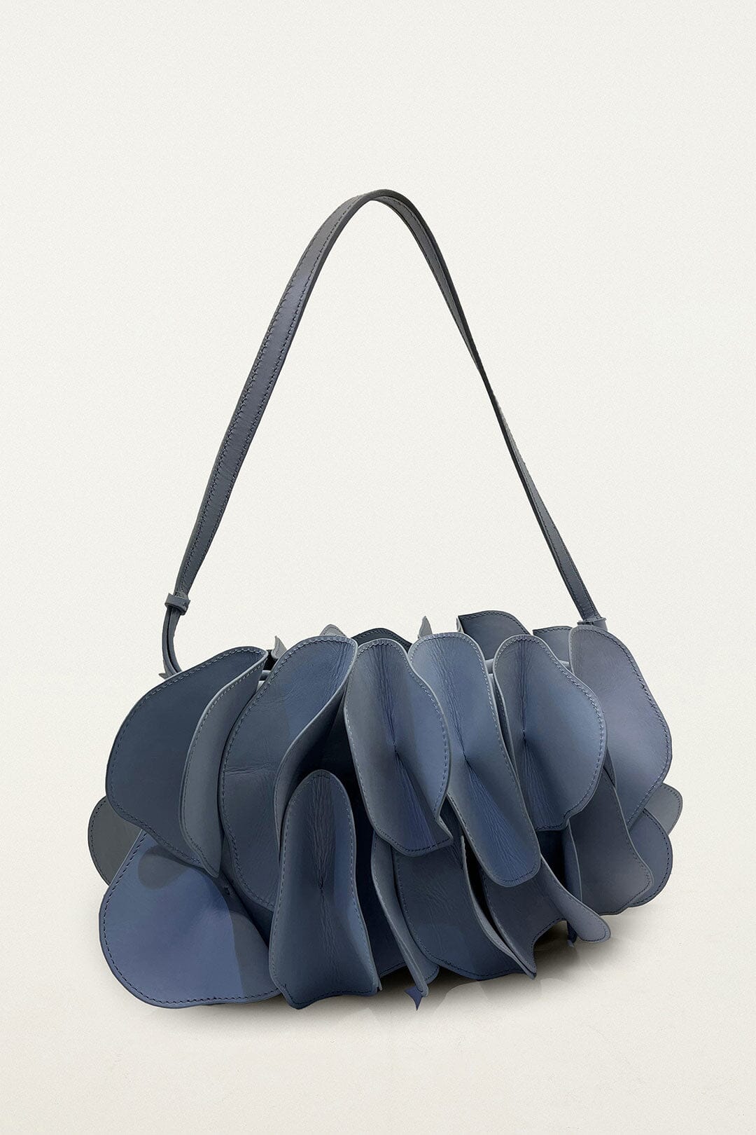 Blaue Leder-Schultertasche mit Blumenmuster