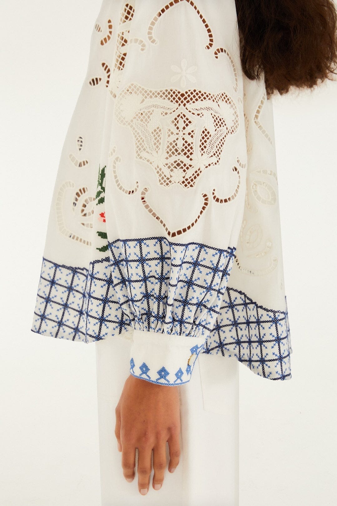 Cremeweißes Richilieu Langarmshirt mit Blumenstickerei