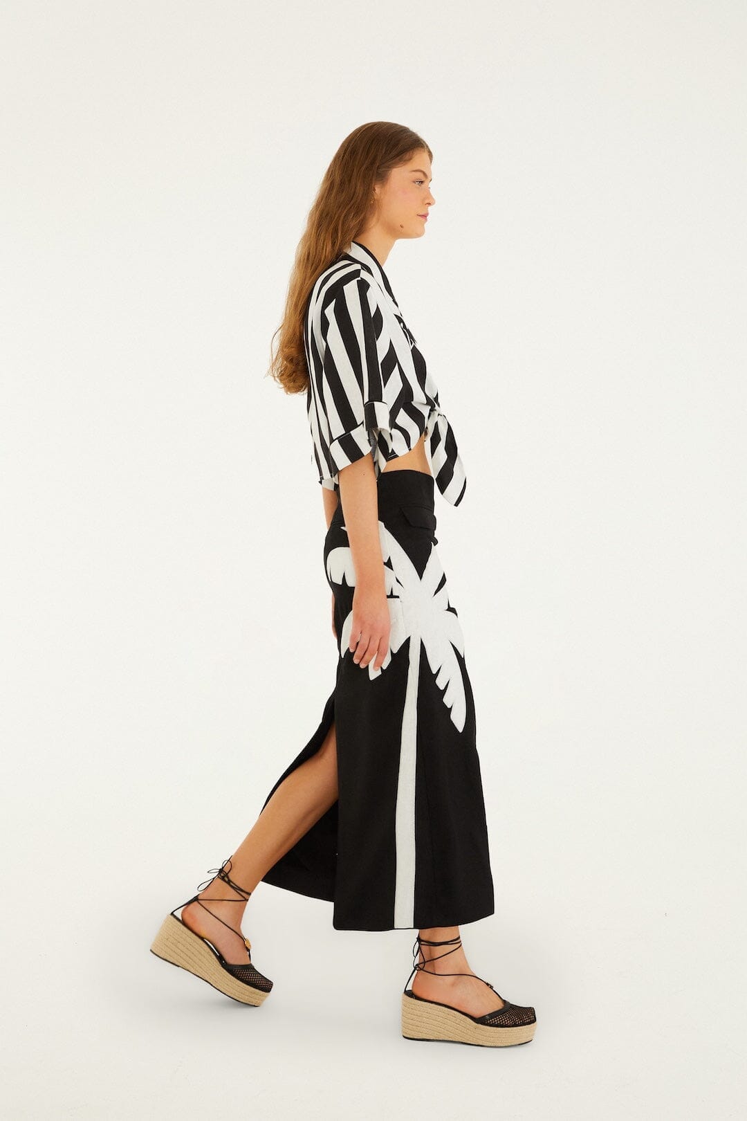 Haut court noir à rayures printanières à manches courtes