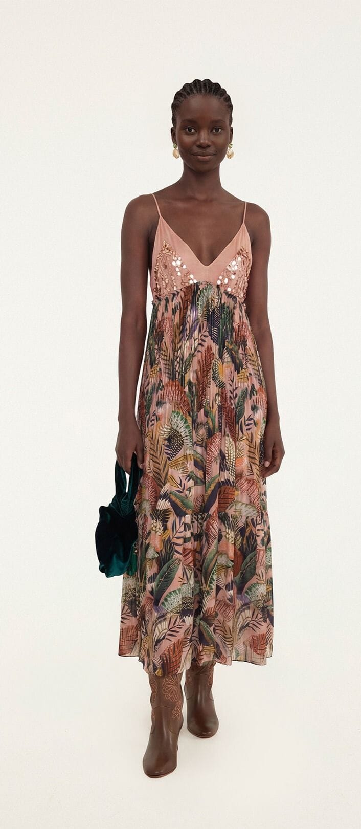 Vestido largo sin mangas con lentejuelas color rubor y estampado de pájaros