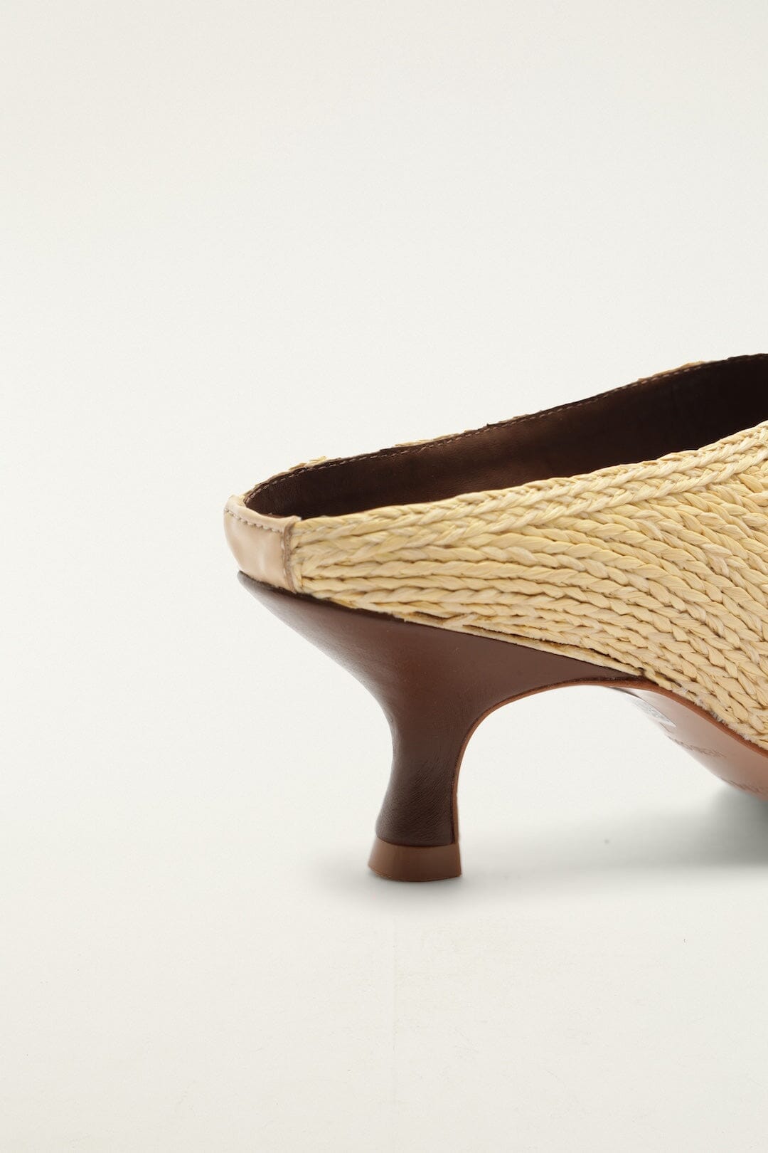 Bestickte Raffia-Symbole Kitten-Heel-Sandale
