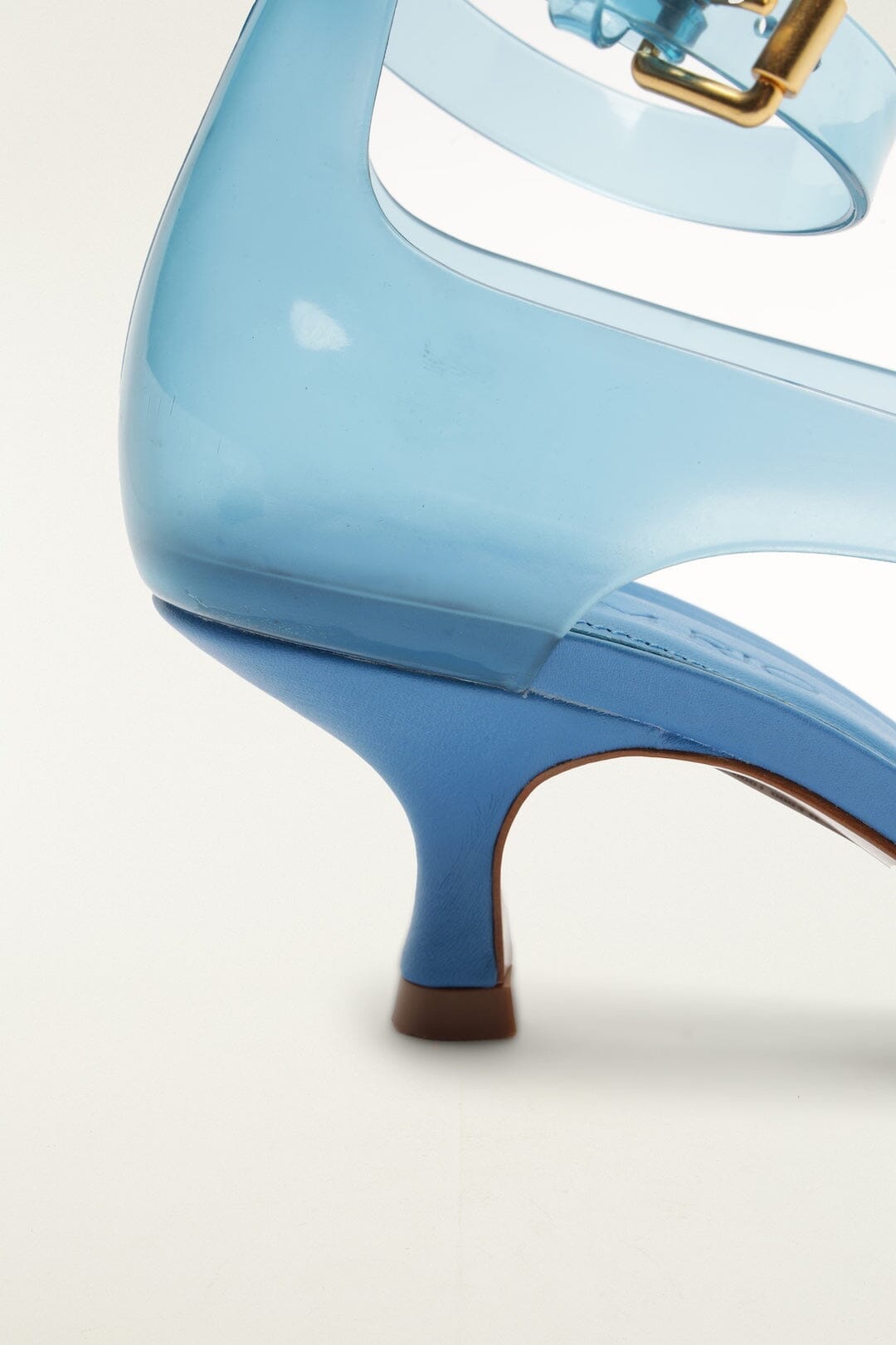 Sandales à talon bleu gelée