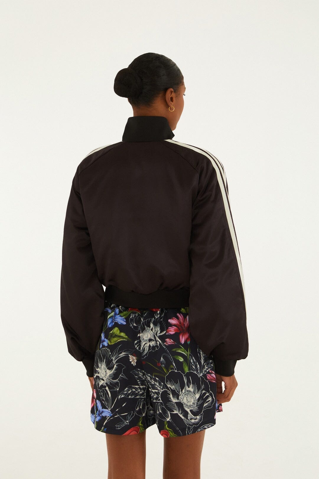 Czarna bluza sportowa Adidas Ainika w kwiaty
