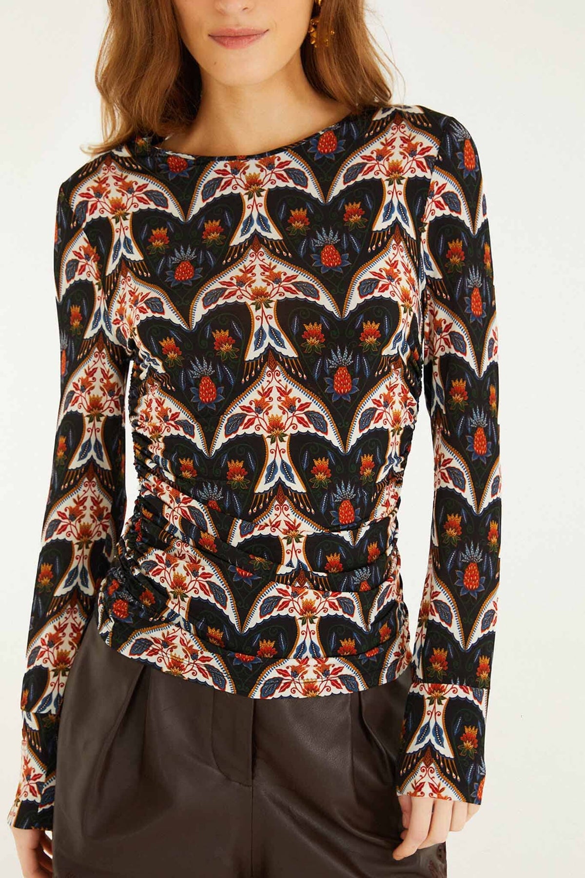 Blusa nera in jersey a maniche lunghe con motivo uccelli di porcellana