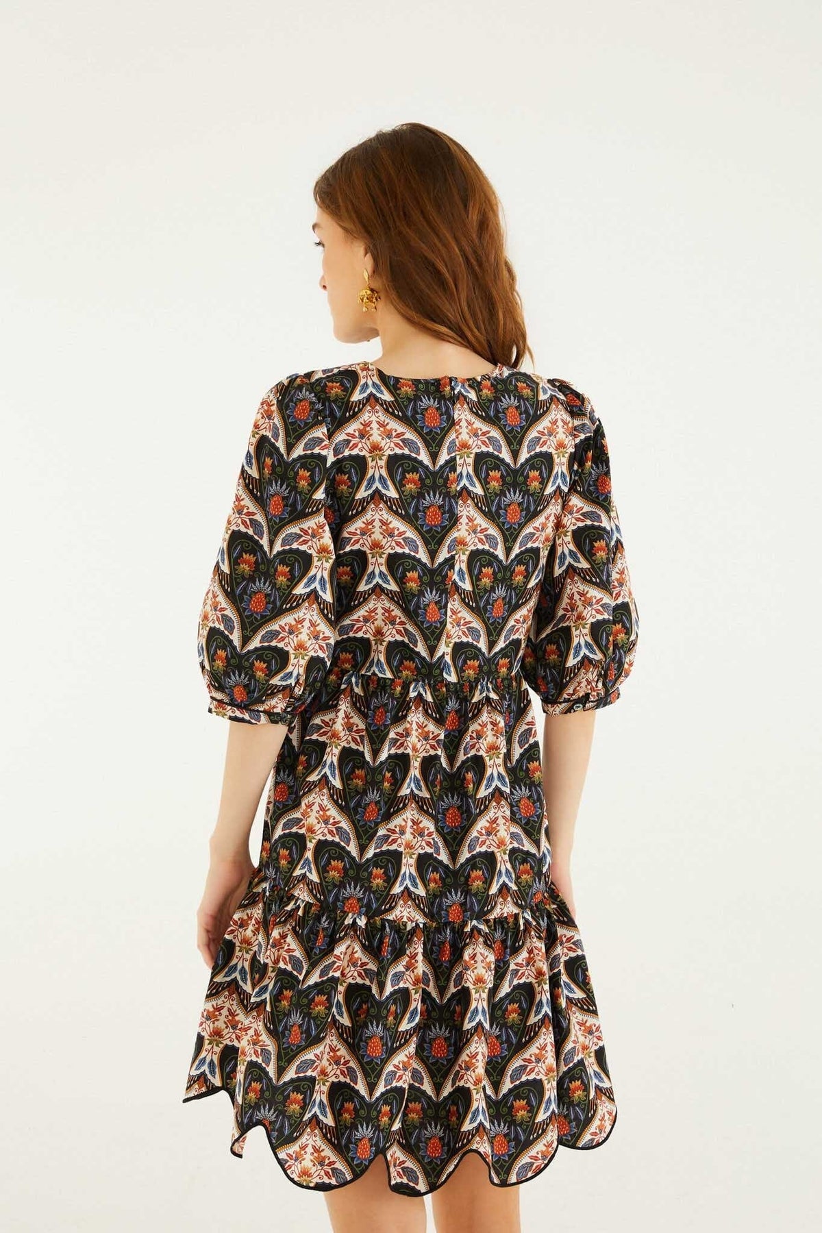 Vestido mini negro con estampado de pájaros de porcelana y mangas abullonadas