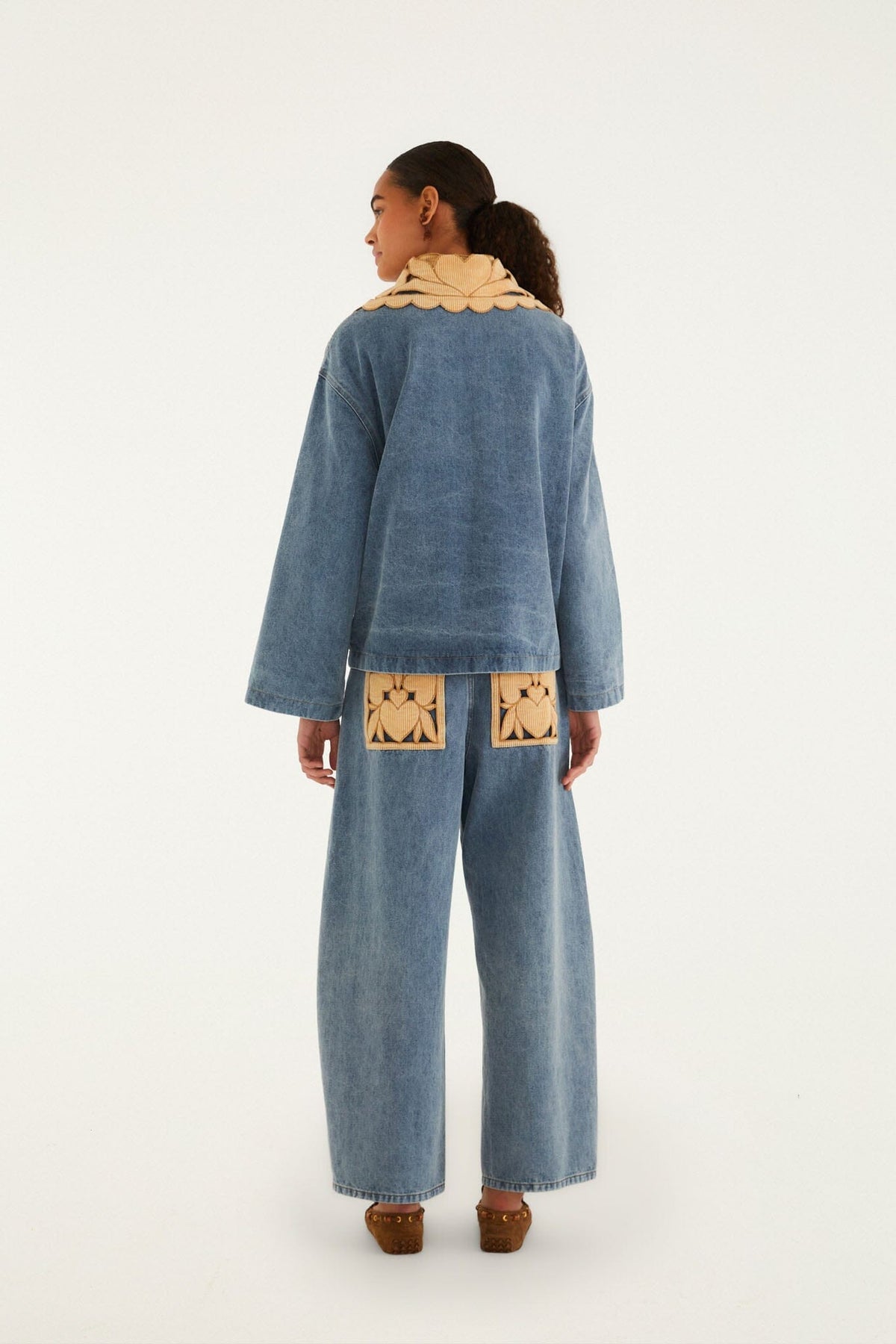 Pantalones vaqueros azules de pierna ancha con bordado Richelieu