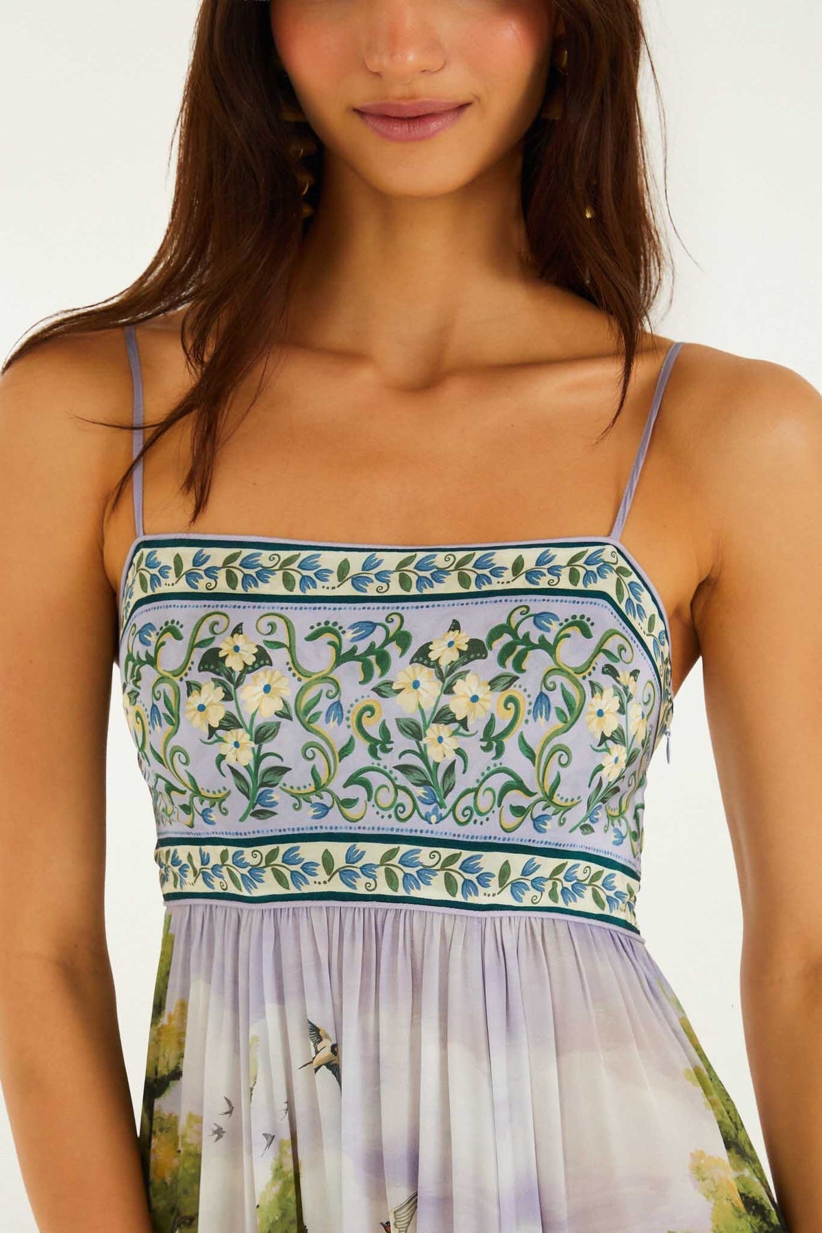 Vestido maxi multicolor con tirantes ajustables y estampado de paisaje campestre
