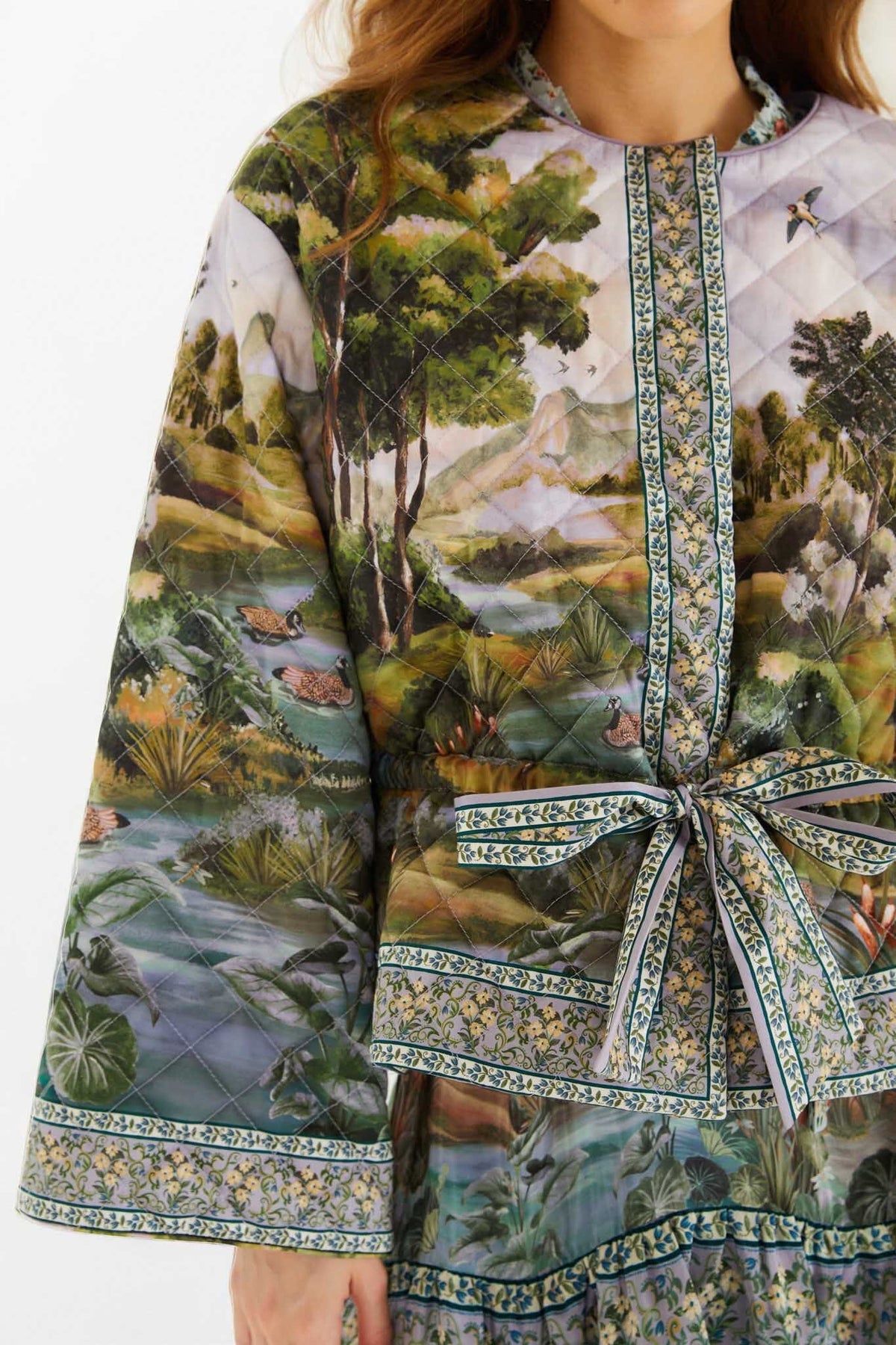 Chaqueta kimono acolchada multicolor con paisaje campestre