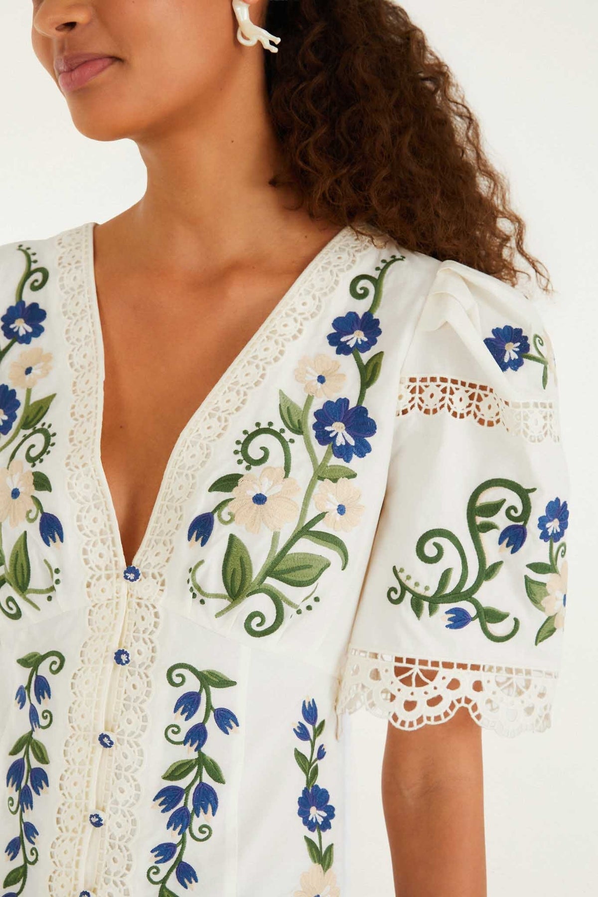 Blusa de encaje bordada Off-White con paisaje campestre