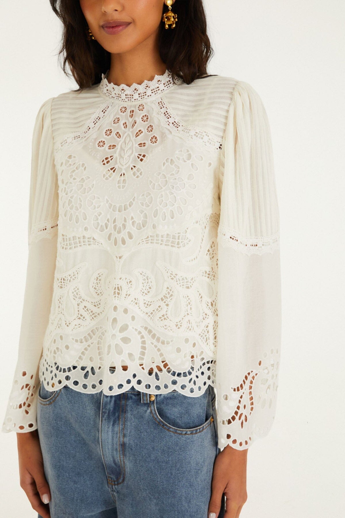 Blusa color blanco roto de manga larga con bordado de Richelieu