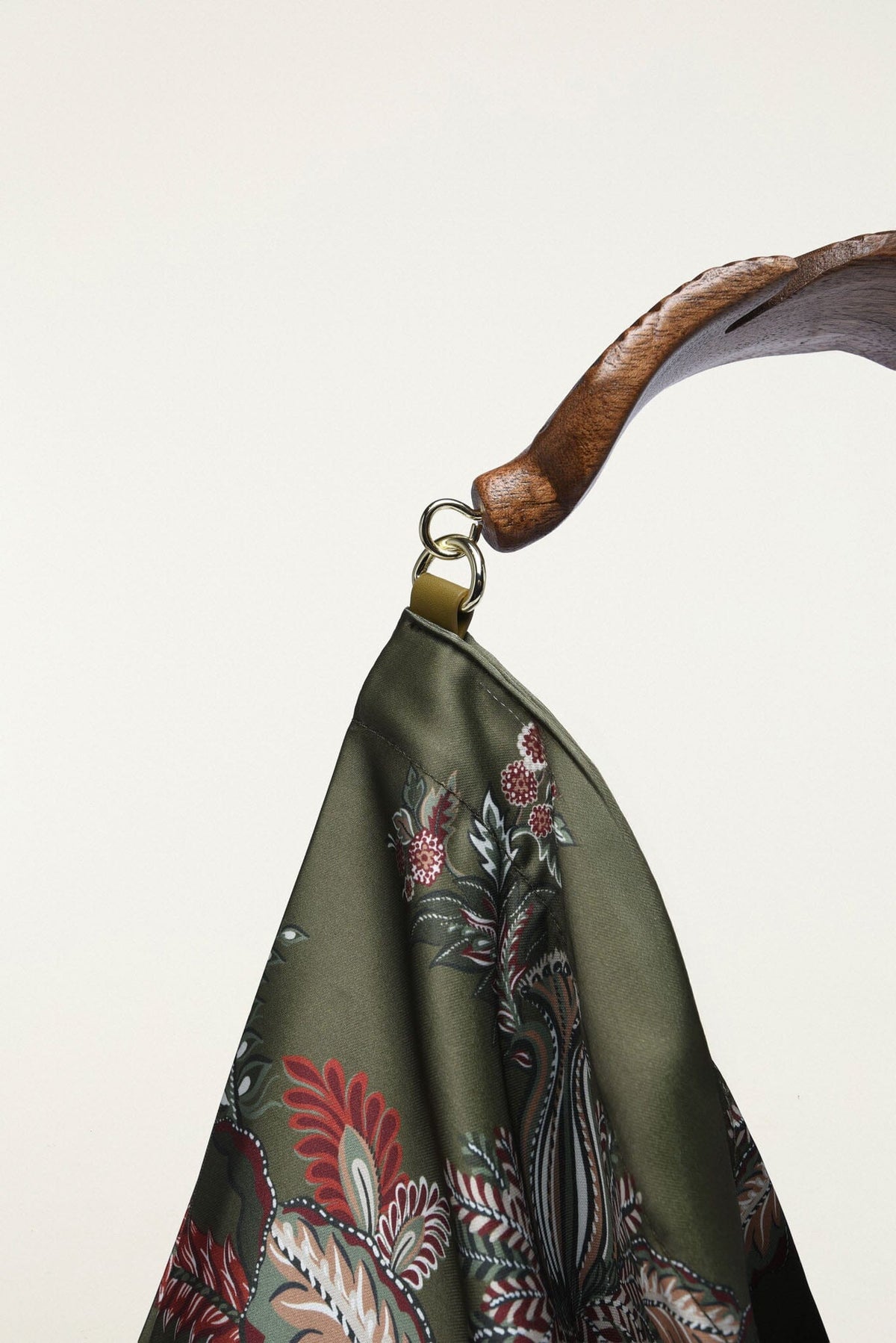 Borsa grande con manico in legno e foulard