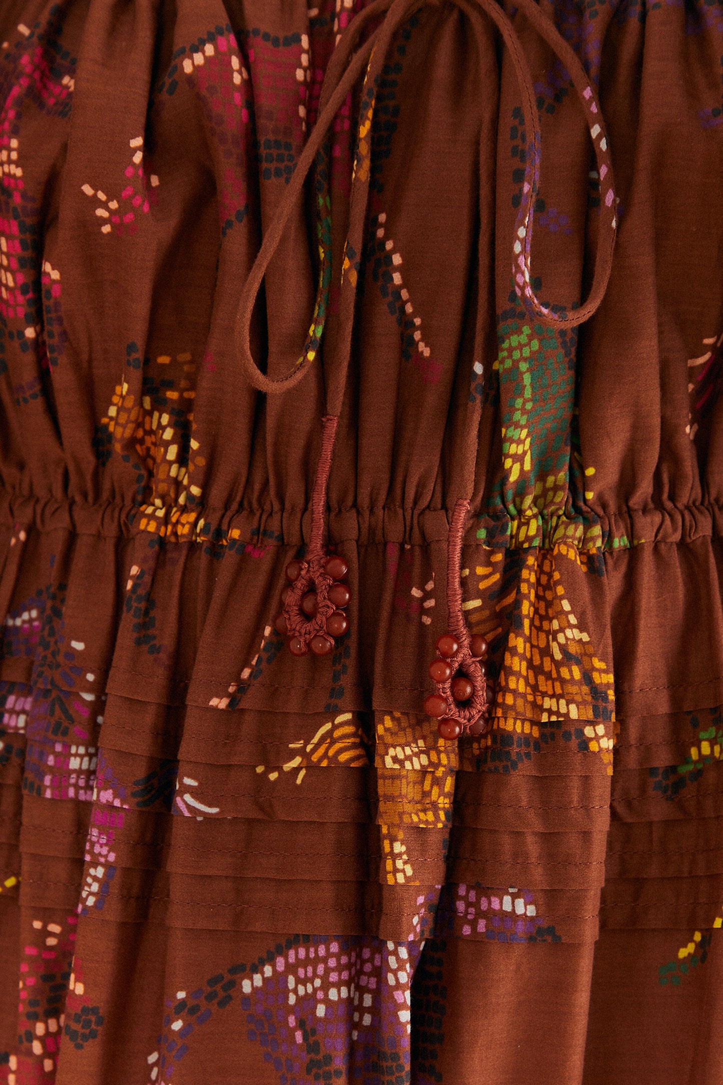 Robe longue marron à pois chevaux