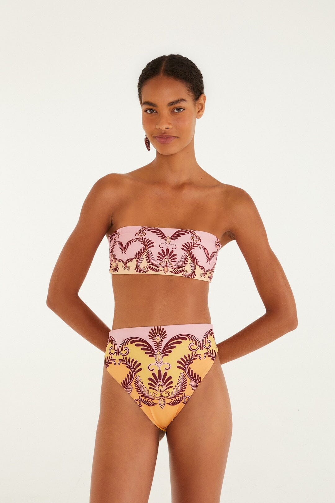 Bas de bikini shorty jaune clair à motifs arabesques