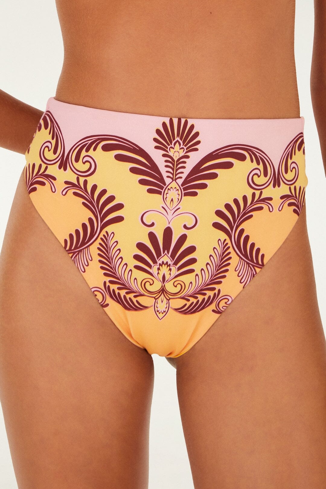 Bas de bikini shorty jaune clair à motifs arabesques