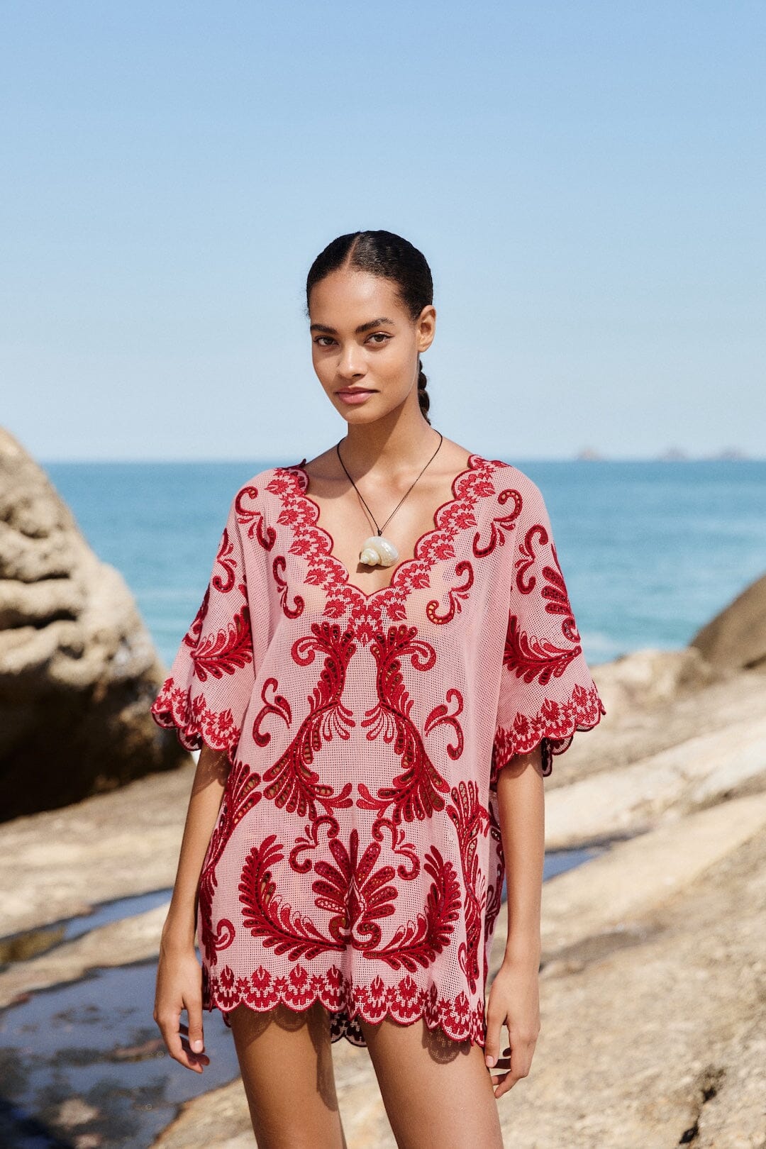 Robe rose clair à motifs arabesques