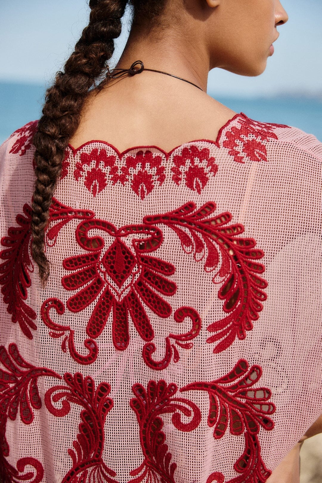 Robe rose clair à motifs arabesques