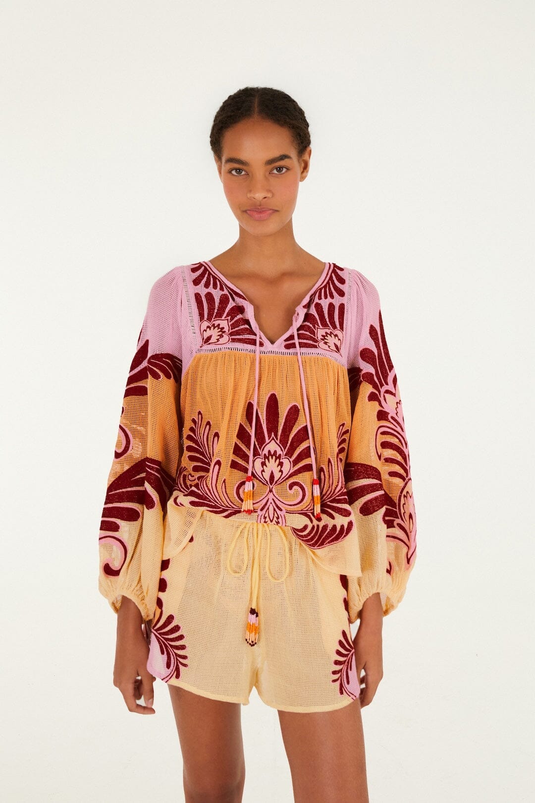 Short jaune pâle à motifs arabesques