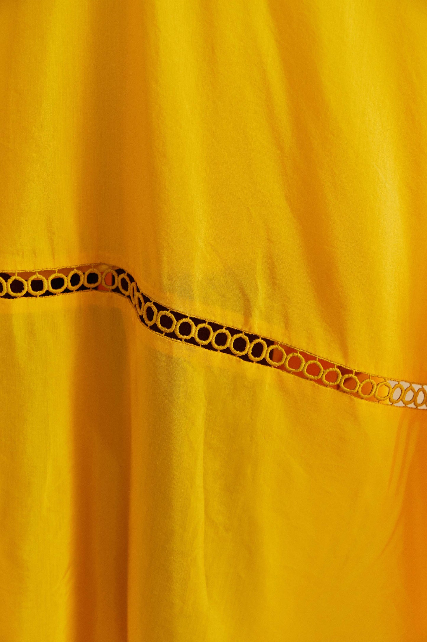 Robe longue jaune sans manches