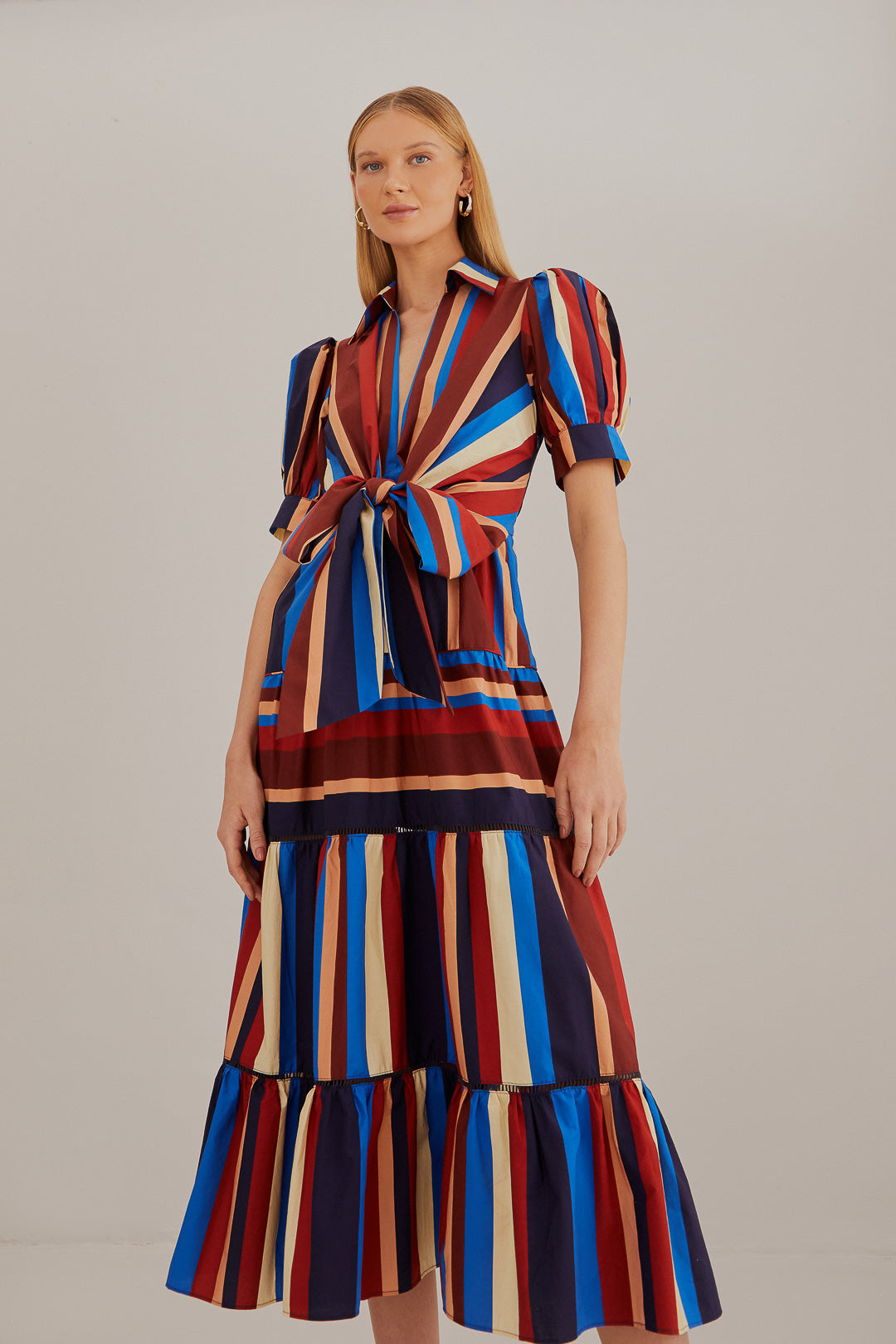 Robe midi multicolore à rayures hivernales à manches courtes