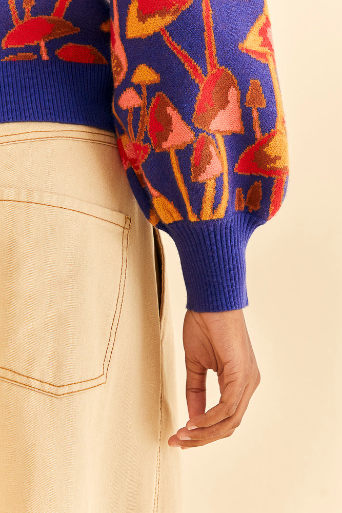 Pull en tricot bleu vif avec croquis de champignons