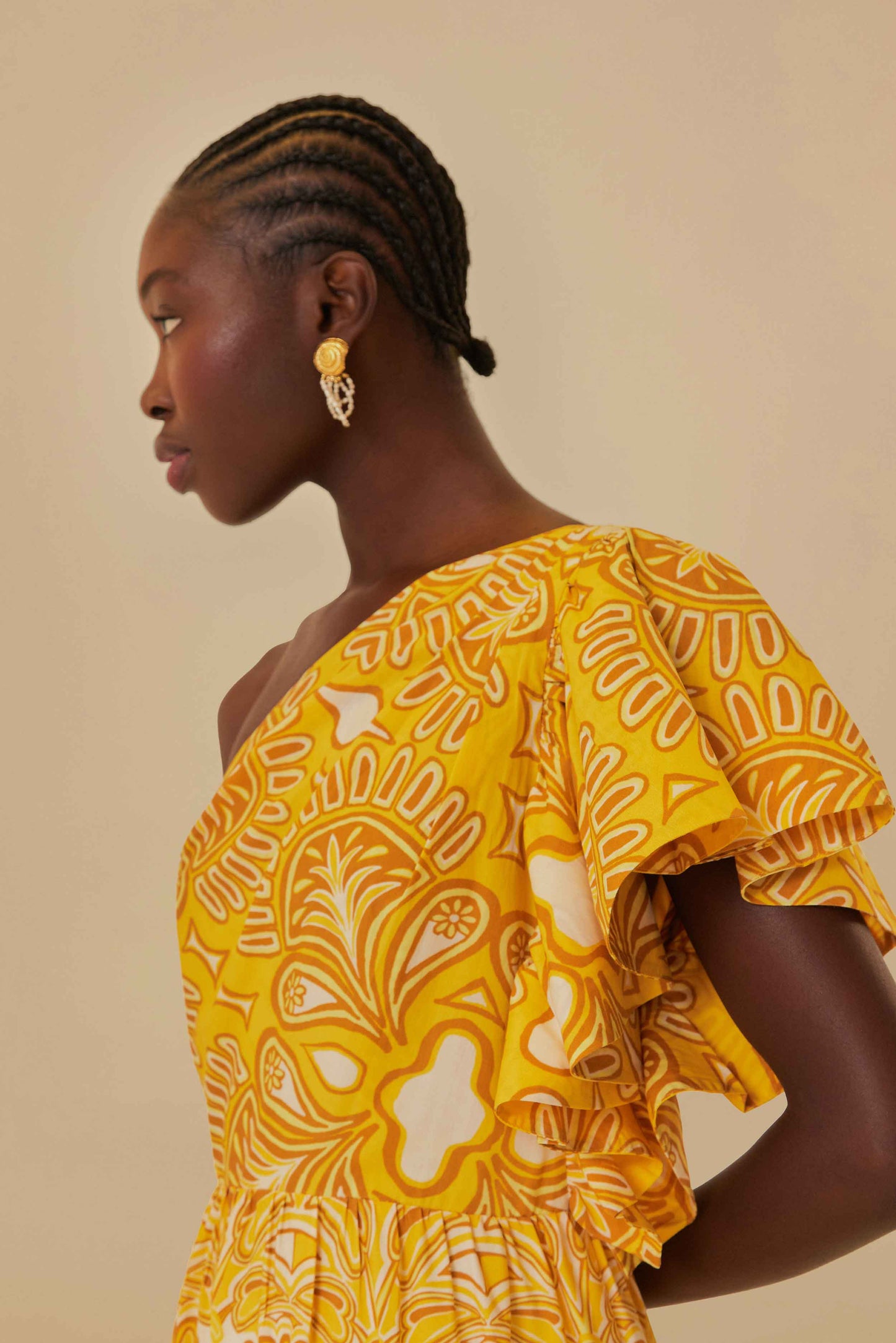 Robe longue jaune à une épaule en tapisserie Ainika
