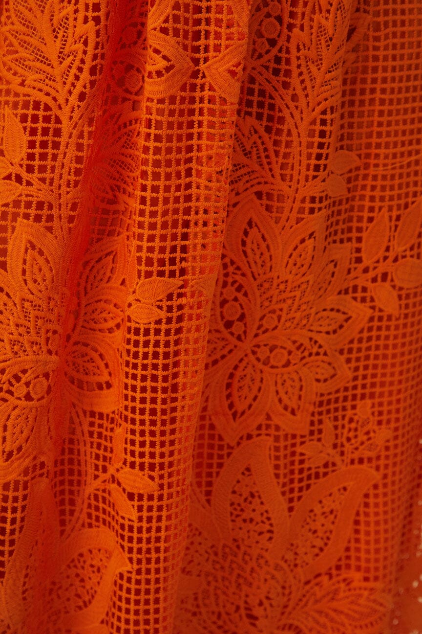 Robe longue orange sans manches en guipure
