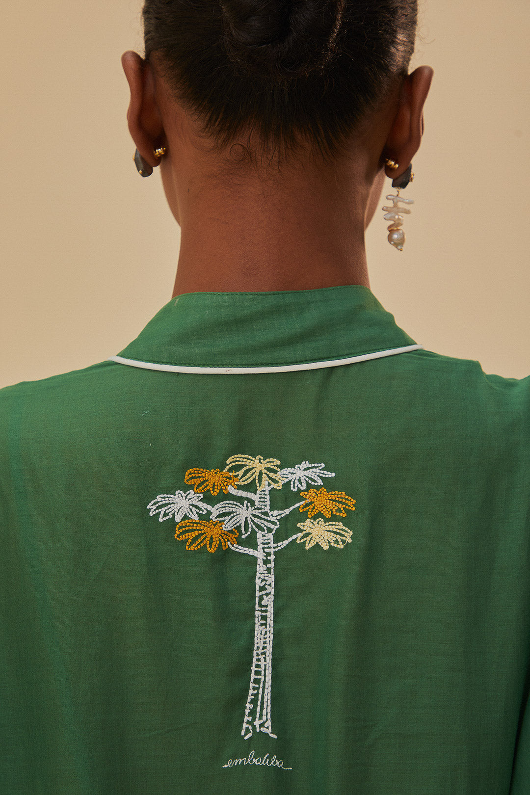 Robe midi verte en coton biologique avec arbres brodés