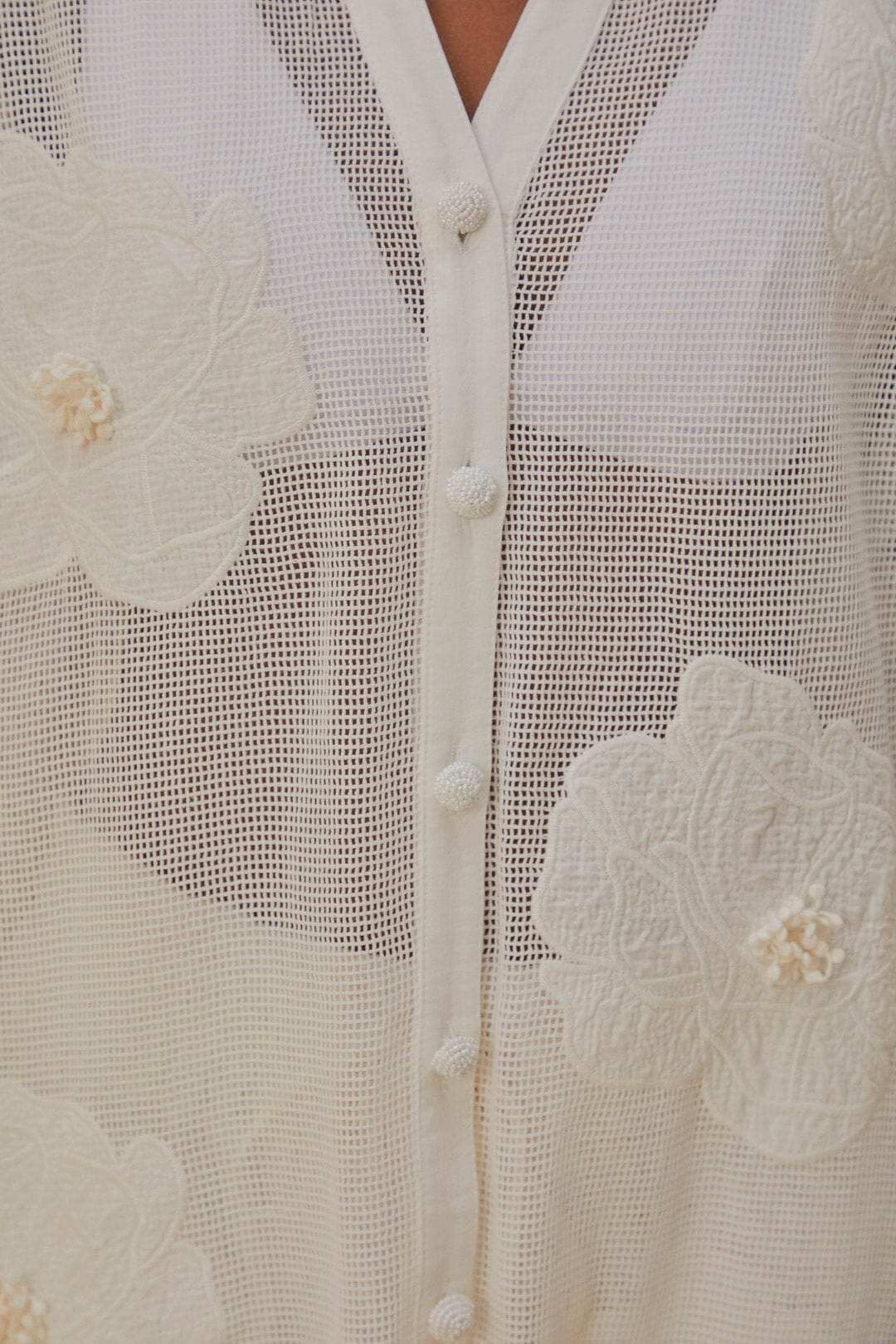 Chemise à fleurs blanches