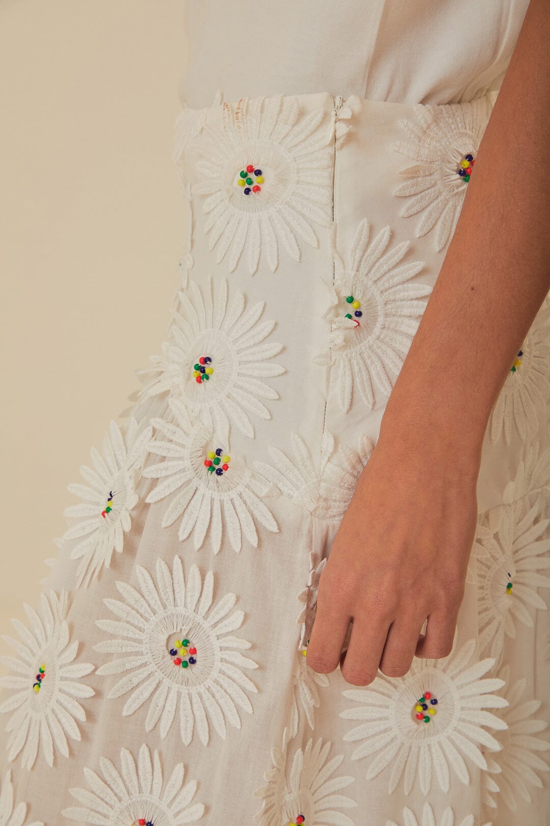 Jupe longue blanche brodée de fleurs 3D Daisy
