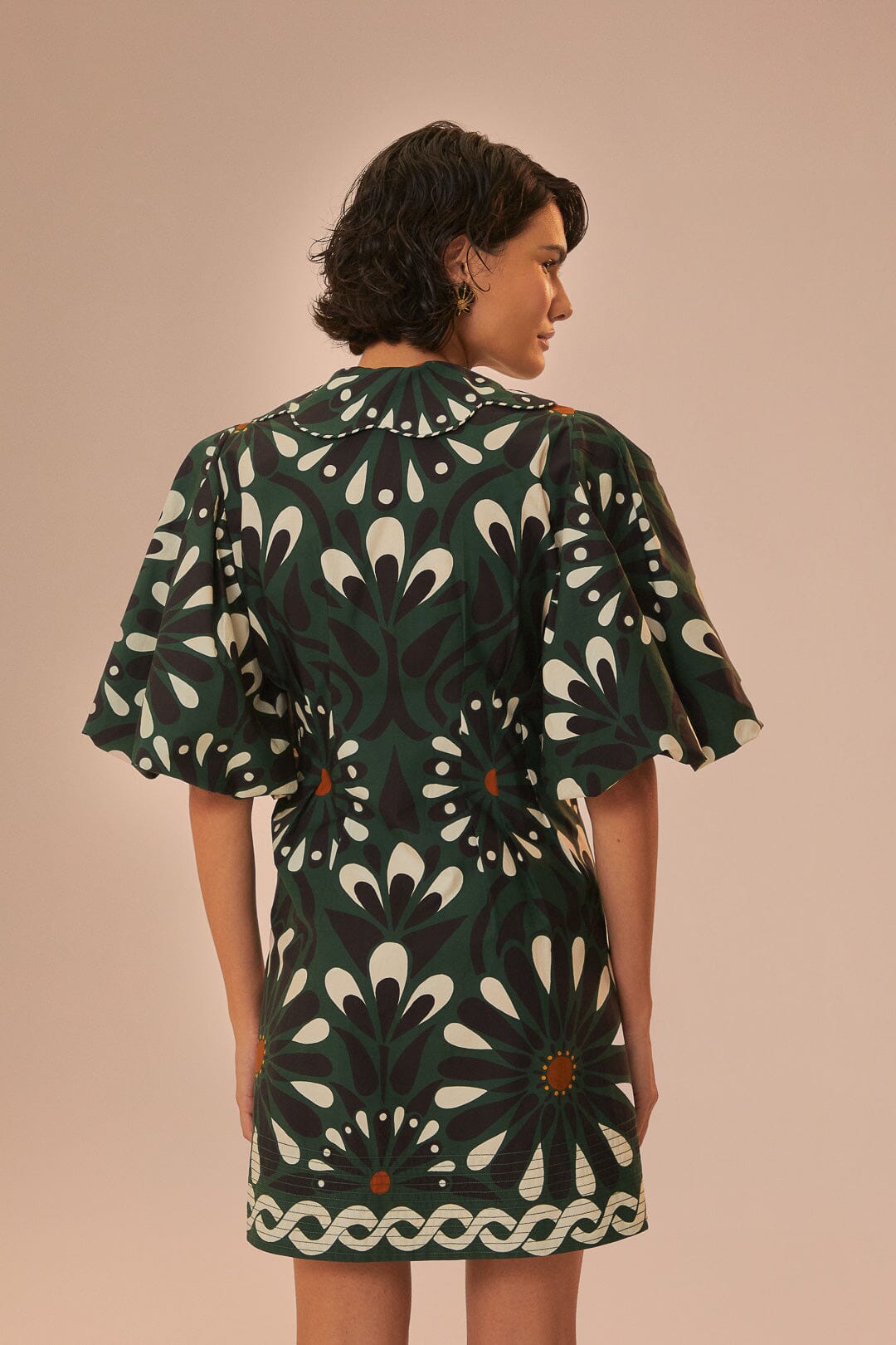 Robe courte à manches courtes avec fleurs vertes Ainika