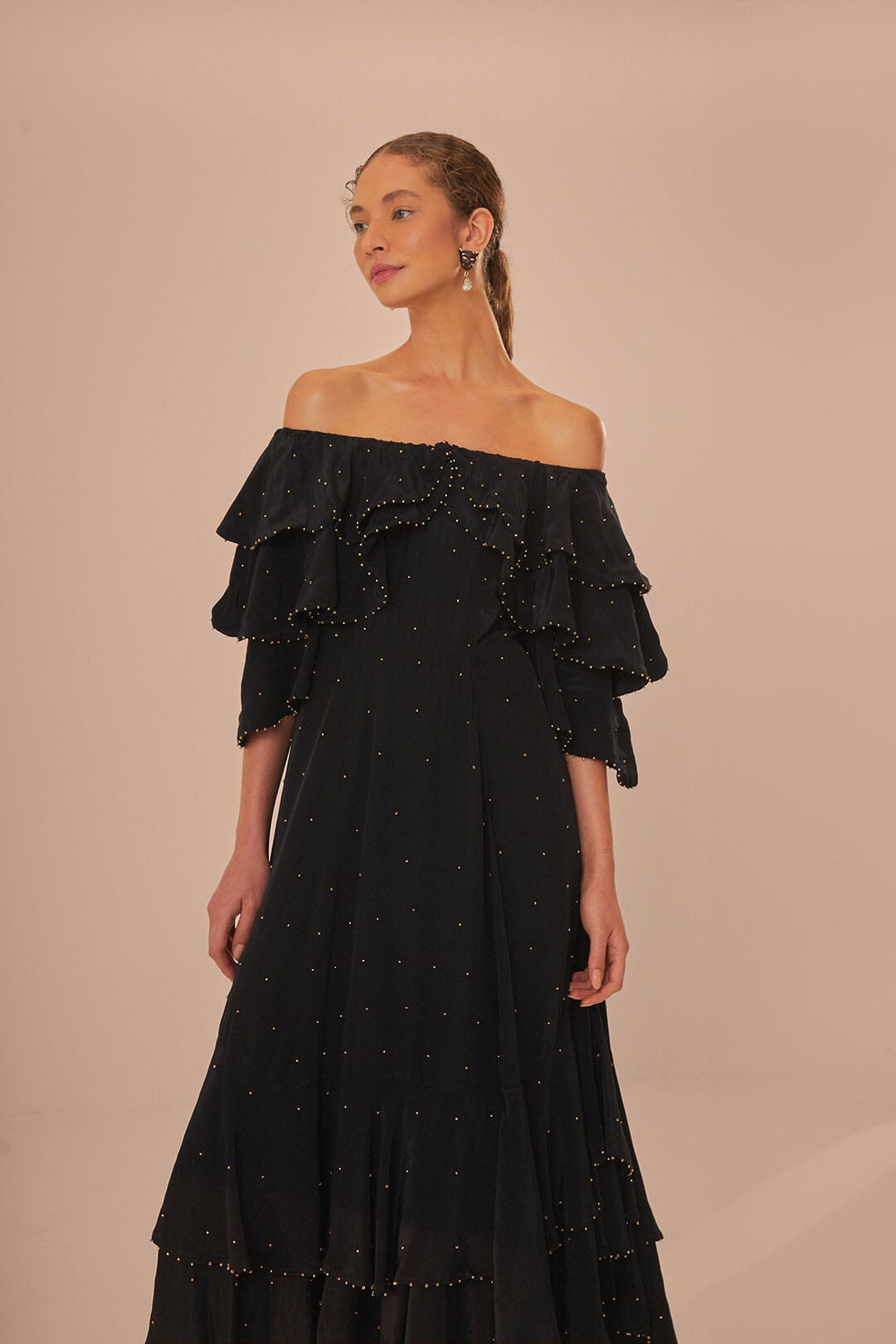 Robe longue noire à épaules dénudées