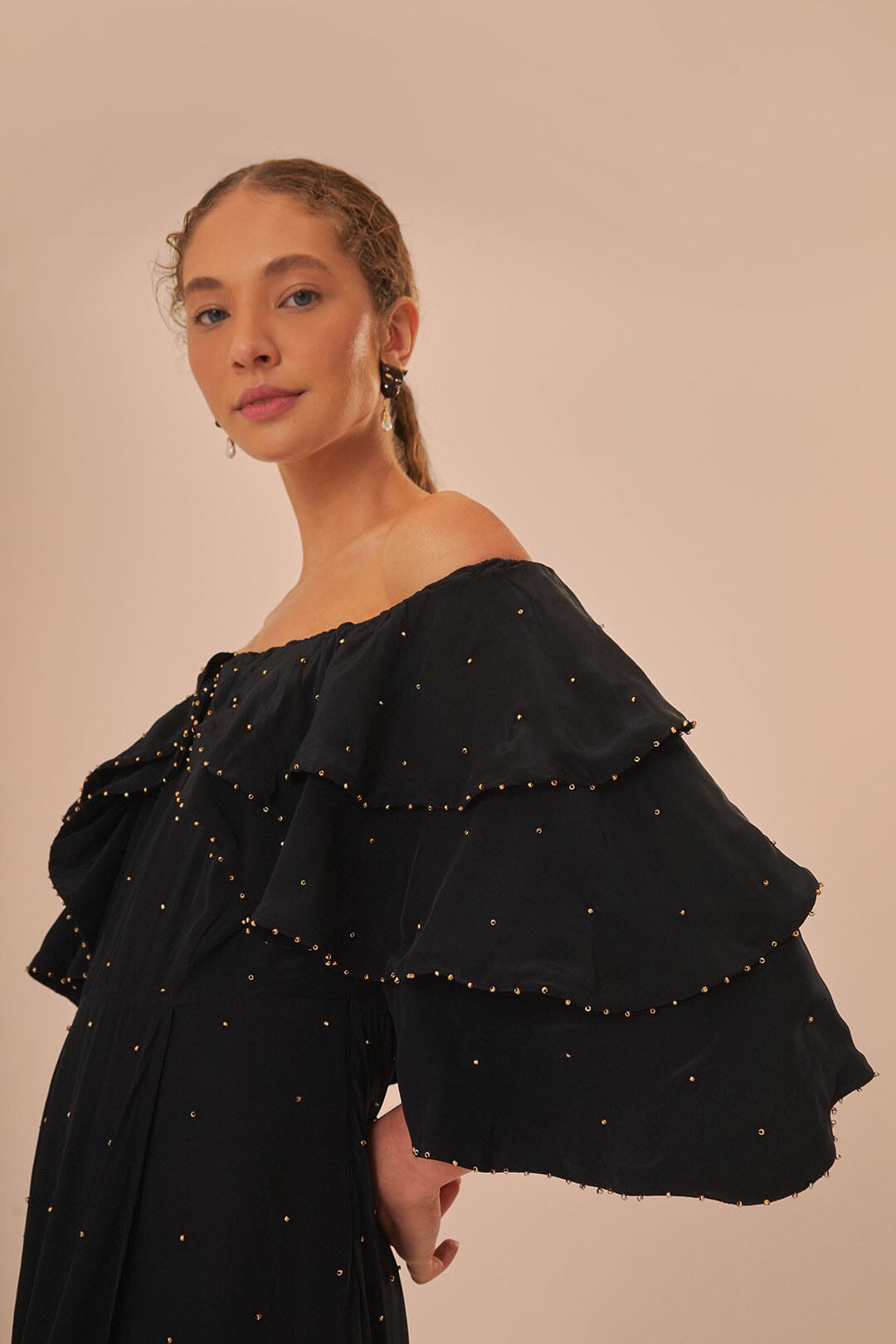 Robe longue noire à épaules dénudées