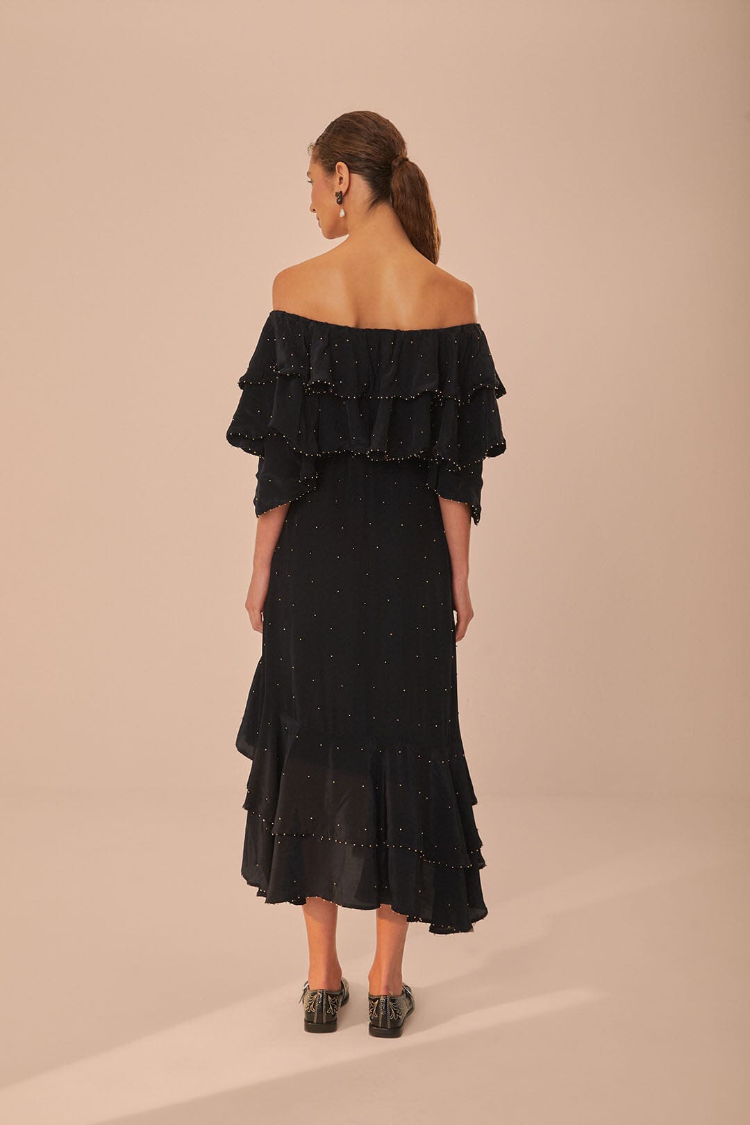 Robe longue noire à épaules dénudées