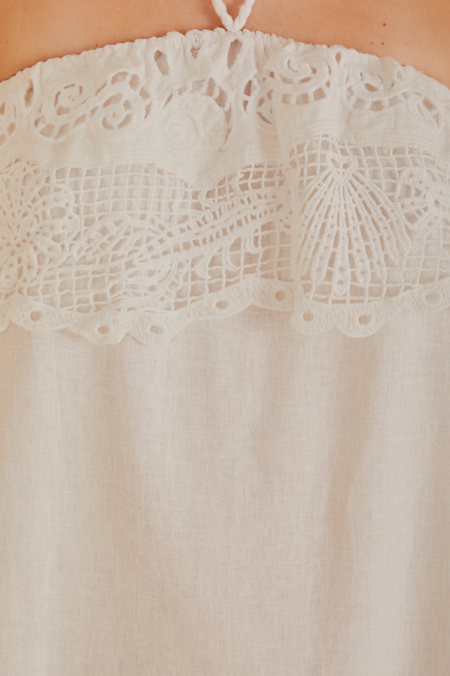 Mini-robe en lin de qualité supérieure Euroflax™ en guipure brodée blanc cassé