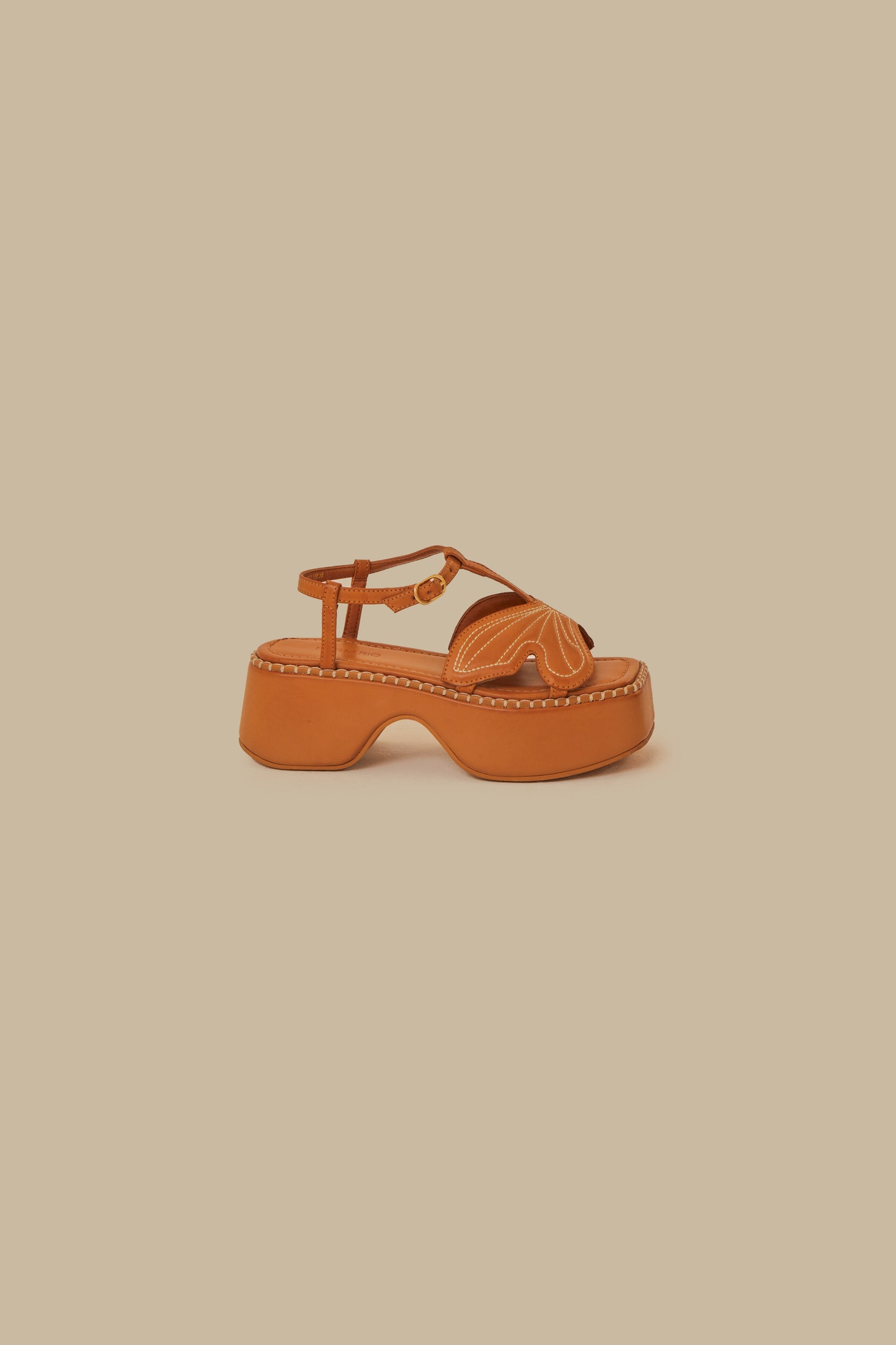 Sandale à plateforme papillon caramel